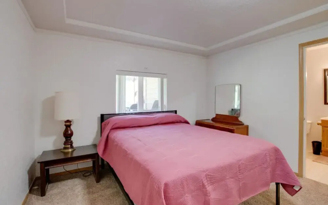 Bay City Vacation Rental Escape ~ 5 Mi to Marina!