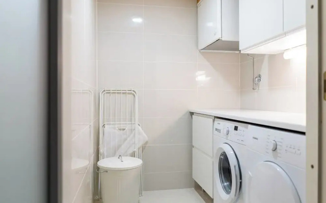 Luxurious 3-Br Apt with Balcony
