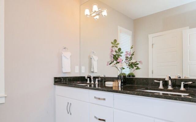 4BR/3BA Music Row House B by RedAwning