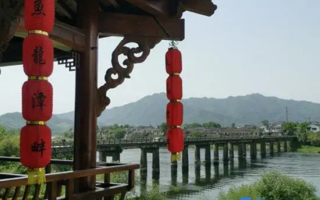Taohuatan River View Pool Yulongtanpan Inn