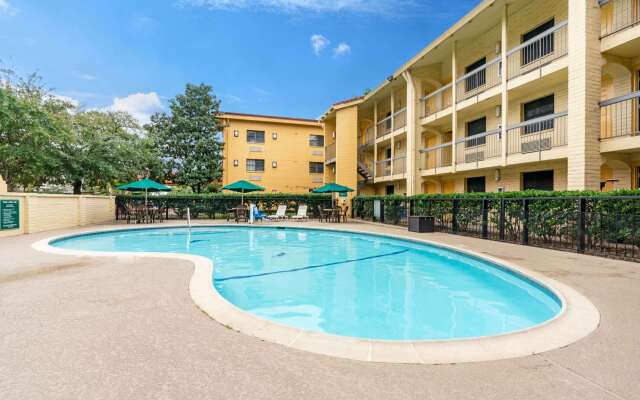 Super 8 by Wyndham The Woodlands North