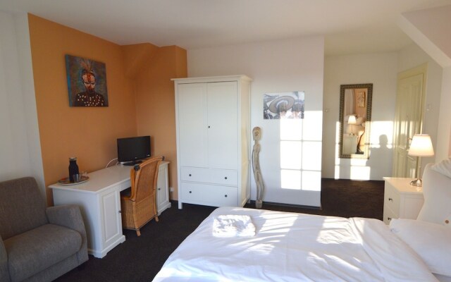 Opulent Villa with Sauna, Hot Tub, Pool