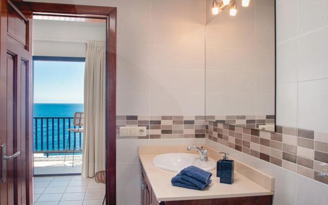 FRONTLINE VILLA 26, well-designed with a heated pool