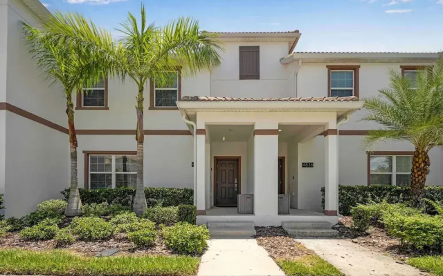 Stylish 4BR Pool Townhome Storey Lake