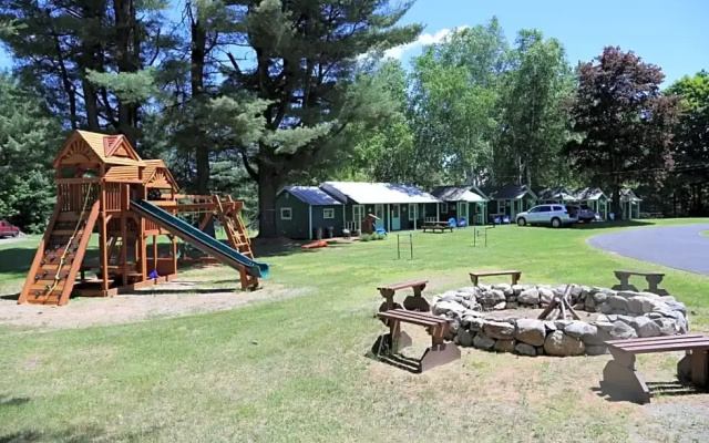 Rowe's Adirondack Cabins of Schroon Lake