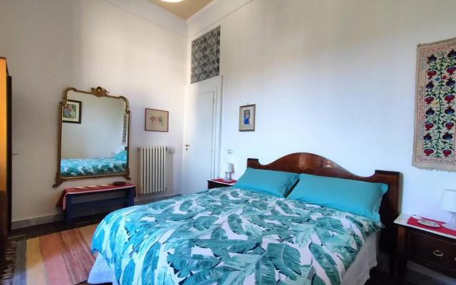 Panoramic Apartment in Villa on The Beach, In Center