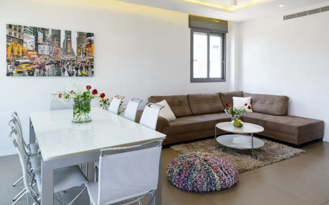 Best Location 3 BR 50m Beach Parking