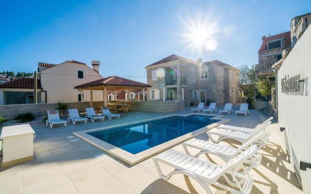 Residence & Pool Villa Schwarz Suites