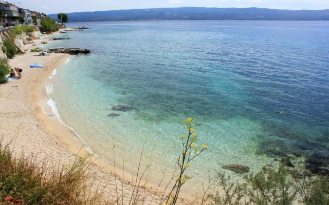 Apartments by the sea Mali Rat (Omis) - 2811