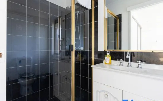 Entire Coastal Villa 4BR 2BA Swimming Pool Courtyard — 3-star hotel in Redland Bay