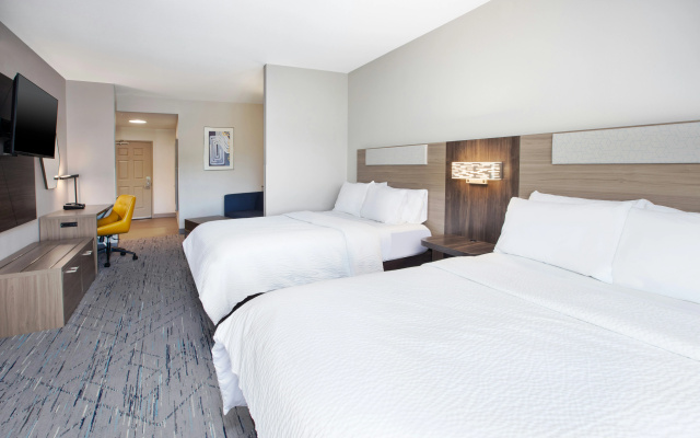 Holiday Inn Express & Suites Milwaukee Nw Park Place by IHG