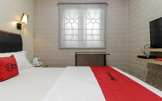 RedDoorz Plus near Lippo Cikarang Mall