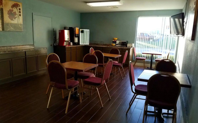 Blue Way Inn & Suites Wichita East