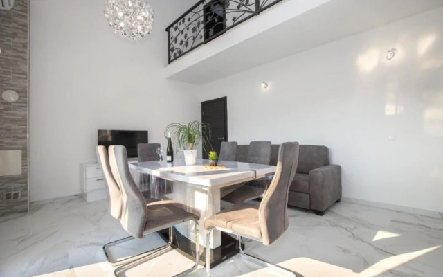 Jakov - Modern and Cosy With Pool - B3
