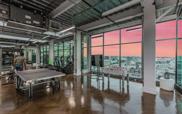 Stylish 2br/2ba At HWH by Oneluxstay