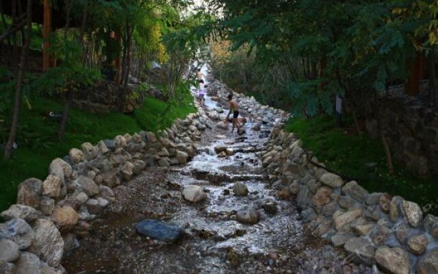 Rainbow Valley Hotspring Holiday Hotel