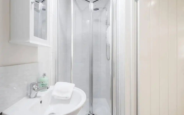 Cosy 2BR Maisonette Near Hospital & Stations