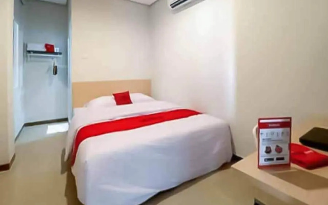 RedDoorz Plus Syariah near Mall Pondok Indah
