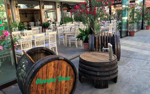 Oleander House And Tennis Club