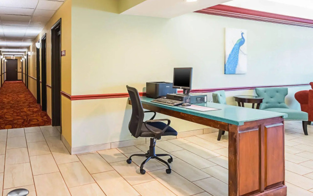 Econo Lodge Inn & Suites