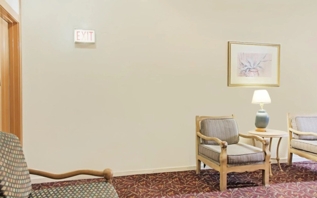 OYO Cameron Historic Hotel Brownsville I-69E