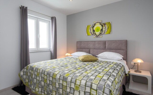 Nice Home in Sreser with Hot Tub, Sauna & WiFi