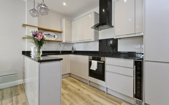stylish two bedroom apartment near tower bridge by underthedoormat