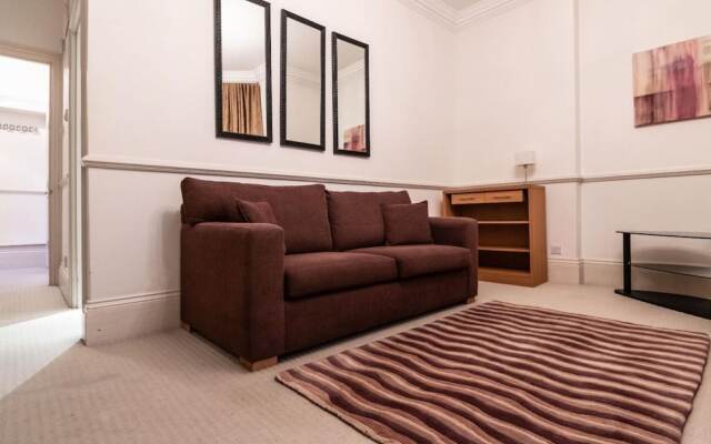 Magnific 3 Bedroom Apartment in Kew Gardens