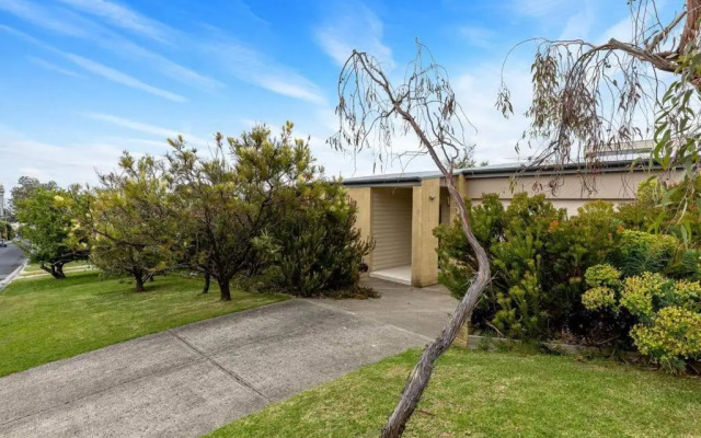 Sea Haven: coastal views, family retreat