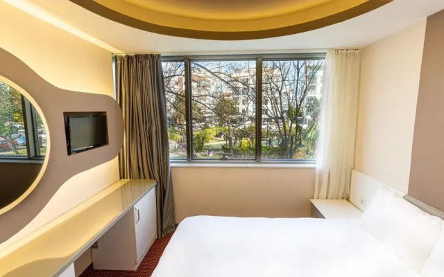 IS Hotel