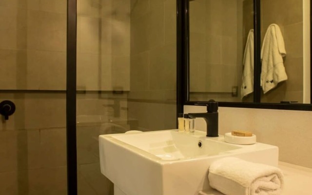 w Modern 1BR in Exclusive San Isidro