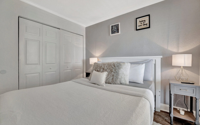 Seaside Luxury Oasis with balcony