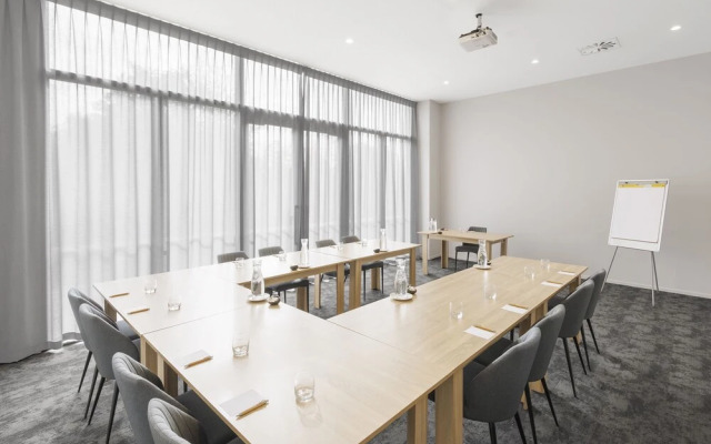 Hidden Lake Hotel and Apartments