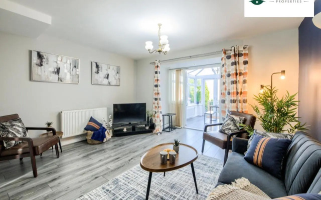Lavish 3BR House w/ Garden - OSB