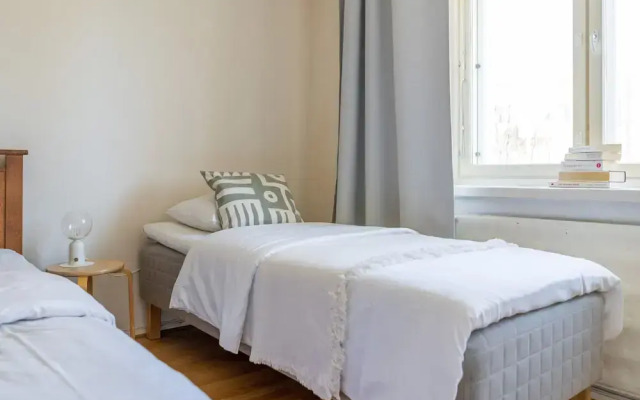 2 Bedroom apartment Steps from the Metro