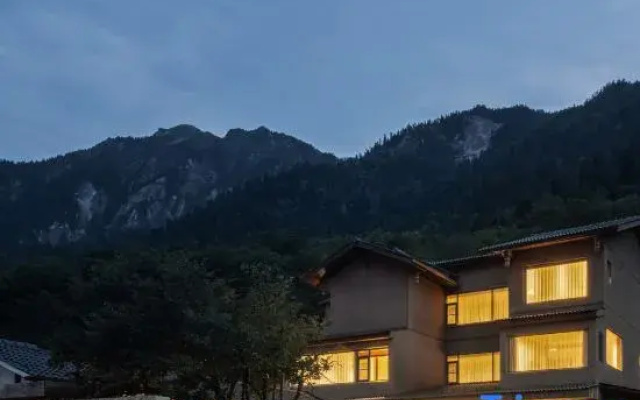 Jiuzhaigou • Zhongzha Mountain Base