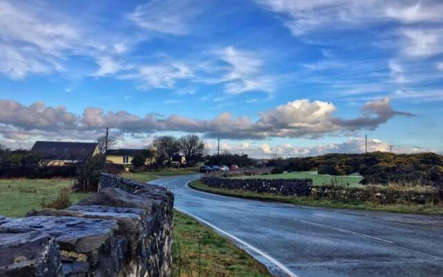 Country Retreat Sleeps 2 Near Cymyran Beach