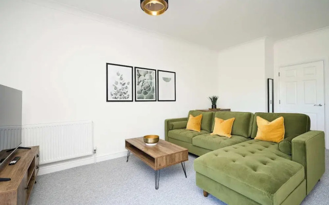 Spacious One Bed Apt With Scenic Views