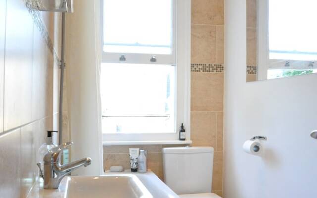 Fantastic 2 Bedroom 2 Storey House in Tooting