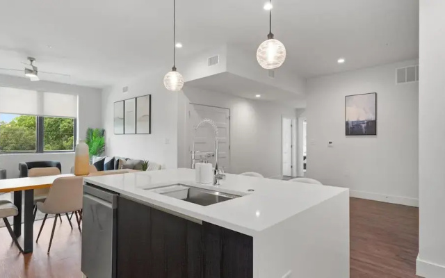 Upstay! New Renos Spacious Apartment Near Soco