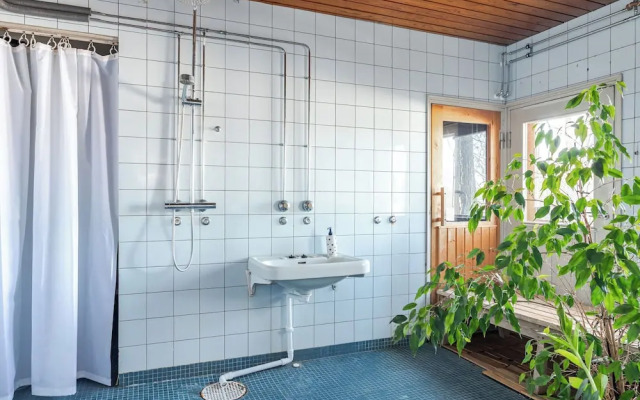 Lakefront House with 5 BR and Sauna