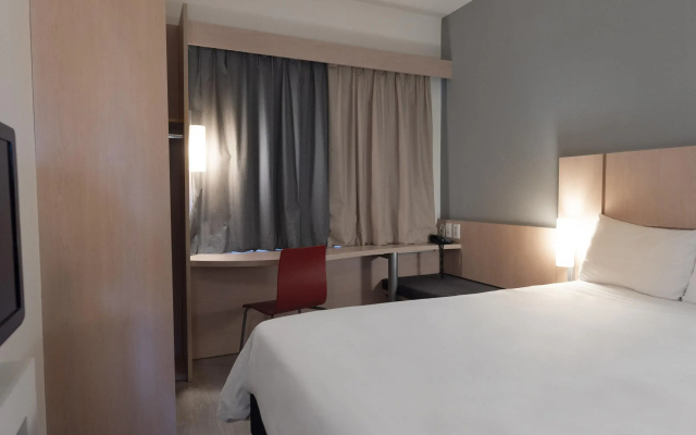 Ibis Pilar