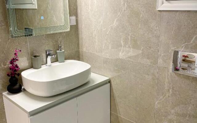 Outstanding Private Apartment Near City Center with Balcony