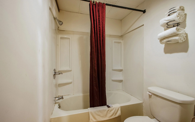 OYO Hotel Chapmanville Inn, WV - Hwy 119