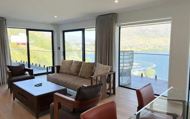 Stunning Lakeview QT Holiday House