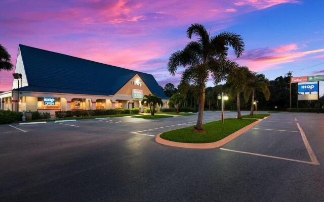 HomeTowne Studios By Red Roof Vero Beach - I-95