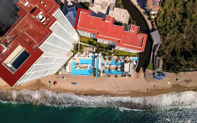 Oceanfront 1BR with Balcony & Pool