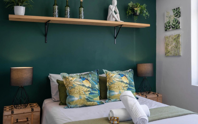 Modern Two Bedroom Unit, Mountain & Harbour Views