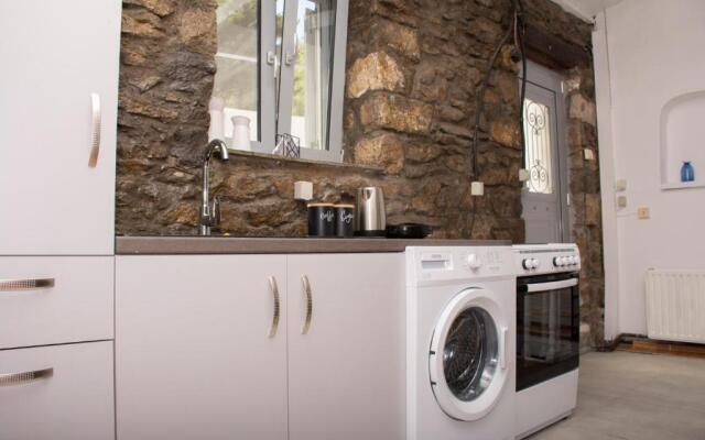 Caviro - traditional stone house in Chora
