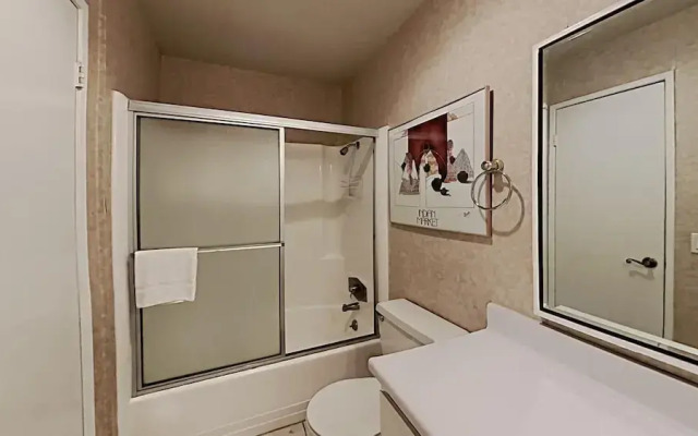 Slopeside 2 Bedroom Condo with 3 Hot Tubs, Sauna and Pool! Next To Canyon Lodge! by RedAwning